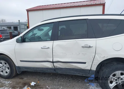 2015 Chevrolet Traverse Ls z USA, uszkodzony, nr VIN 1GNKRFKD2FJ276711